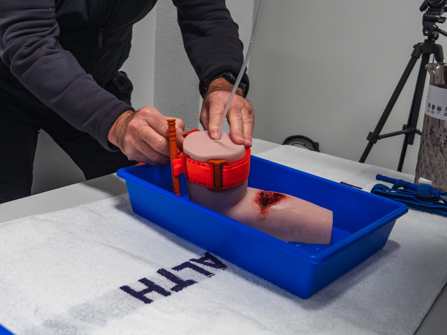 St John Arm - Sårpakning & Tourniquet Træner med Knogle