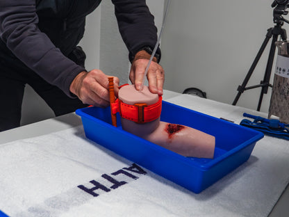 St John Arm - Sårpakning & Tourniquet Træner med Knogle