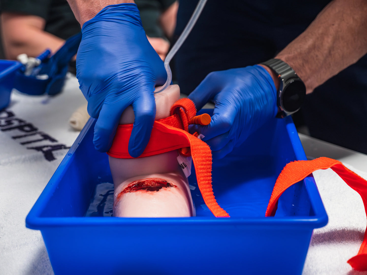 St John Arm - Sårpakning & Tourniquet Træner med Knogle