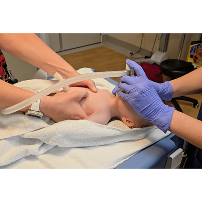 Baby SIMira - Neonatal Genoplivningsdukke